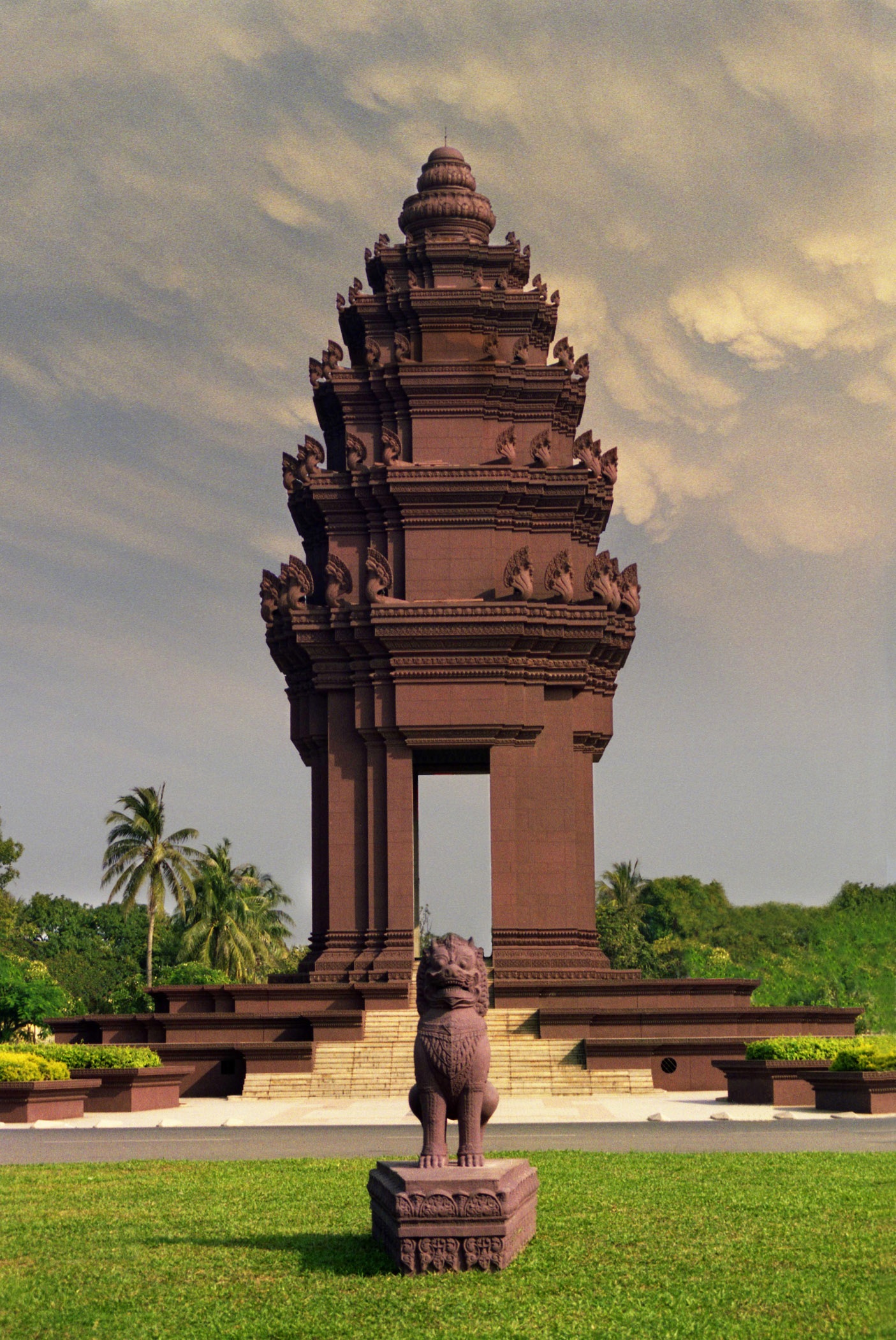 monument  វិមានឯករាជ្យ - 1405x2100 (2).jpg